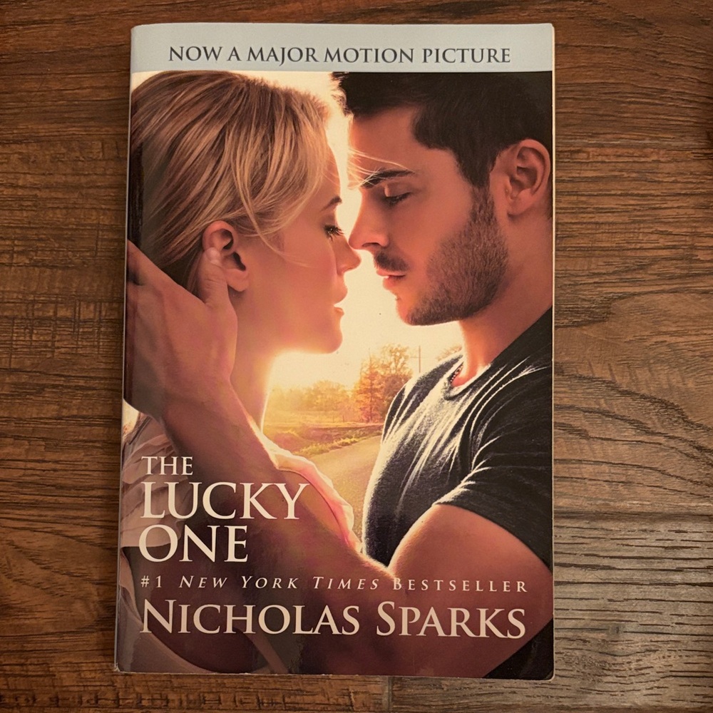 The Lucky One by Nicholas Sparks Paperback
